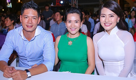 Vo chong Binh Minh va Ngoc Lan mua buc tranh 10,5 trieu dong hinh anh