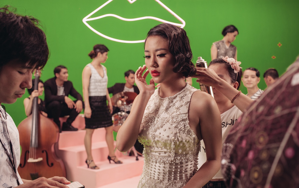 Ê-kíp Văn Mai Hương vừa hé lộ hình ảnh hậu trường của MV Monalisa. Giọng ca Nếu như ngày anh đến “lột xác” với hình ảnh gợi cảm, quyến rũ nhưng vẫn giữ được nét đáng yêu của cô gái 9X.