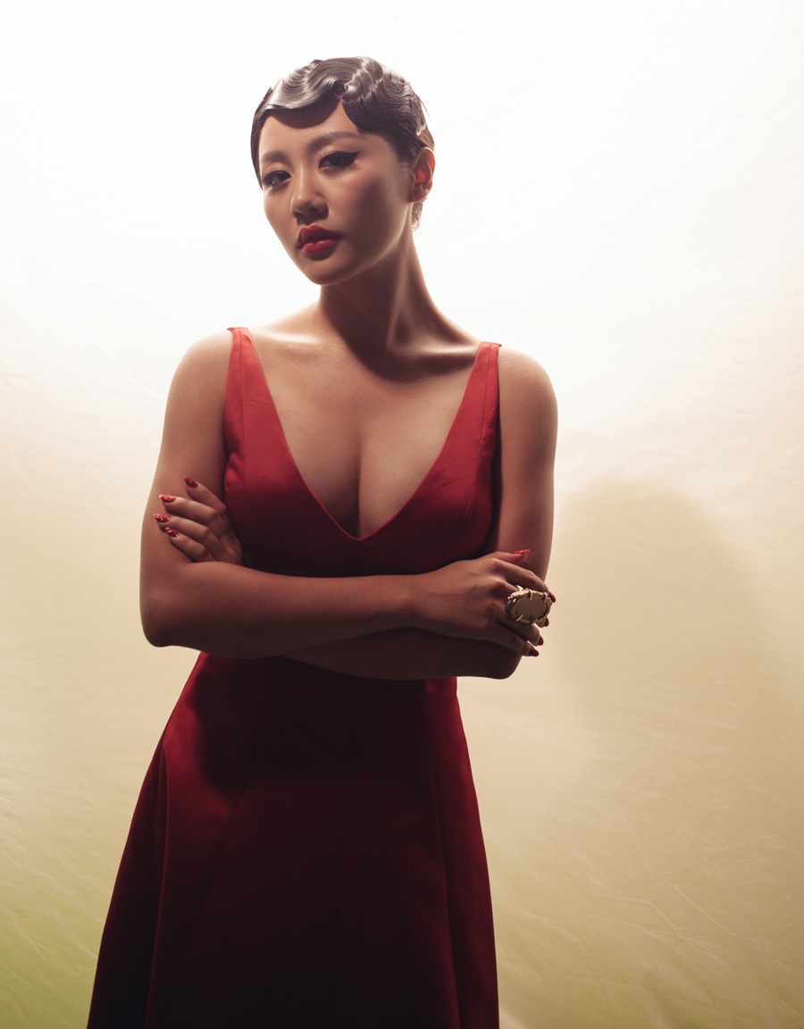 Ngoài bản audio lạ tai, Văn Mai Hương còn đầu tư thực hiện music video theo ý tưởng mới lạ dưới sự giúp sức của đạo diễn Hà Đỗ. Đây là sản phẩm đánh dấu chặng đường mới trong sự nghiệp của á quân Vietnam Idol một thời gian vắng bóng trên thị trường âm nhạc.