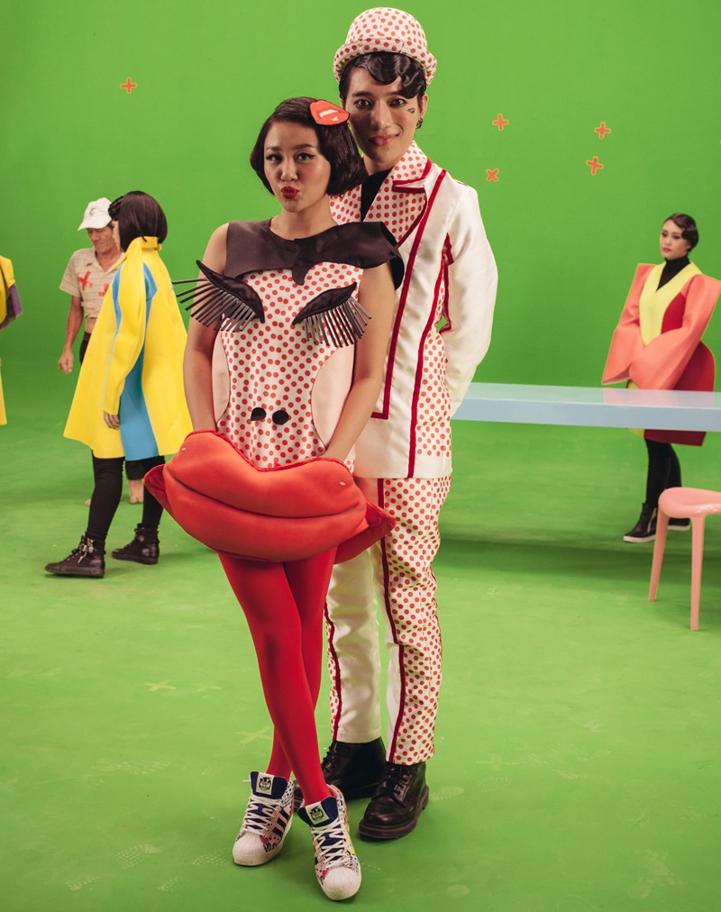 Văn Mai Hương bật mí, để hoàn thiện MV, cô và ê kíp vất vả nhiều ngày tìm trang phục, bối cảnh và những phụ kiện minh họa nhỏ nhất. Tham gia MV còn có sự kết hợp của nhạc sĩ Châu Đăng Khoa và vũ đoàn để thể hiện rõ ý tưởng, nội dung mà câu chuyện hướng tới.