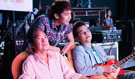 Bao Yen va hai con trai tap luyen cho dem nhac cua chong hinh anh