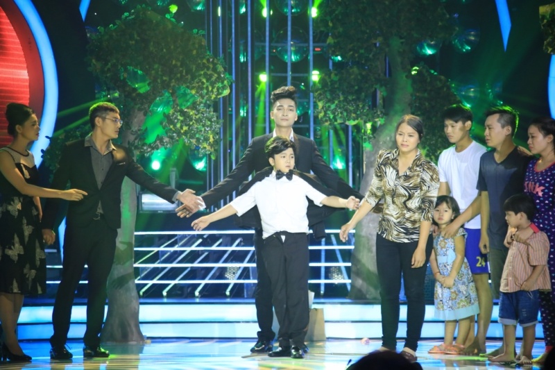 Hoàng Quân - Khương Ngọc bấm nút chọn Quách Tuấn Du nên quyết định hát ca khúc Mẹ tôi. Hoài Linh thừa nhận anh rất dễ xúc động khi nghe những bài hát về đấng sinh thành. Ở lứa tuổi của anh chỉ có thể tính ngày, tính tháng khi được ở bên bố mẹ nên nam danh hài đã rơi nước mắt khi nghe con nuôi hát. “Khi Ben lên cao, con hát giống chú Quách Tuấn Du”, Sáu Bảnh nói.