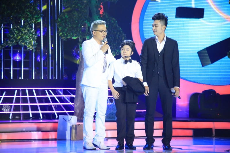 Hồng Vân đánh giá cao bản lĩnh sân khấu của Hoàng Quân khi gặp sự cố về trang phục vẫn giữ được vẻ bình tĩnh. Tuy nhiên, vì cậu bé bị khan tiếng nên Khương Ngọc gần như thể hiện hơn nửa bài hát.