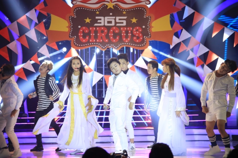 Gia Quý - Khánh Ngọc gây náo loạn trên sân khấu khi hóa thân thành Isaac trong tiết mục Hai cô tiên. Trong khi học trò cưng gây ấn tượng với màn vũ đạo chuyên nghiệp thì giọng ca Mộng thủy tinh làm khán giả cười ngả nghiêng vì vai diễn cô tiên độc đáo. Hoài Linh không nhịn được cười, phải nhờ Hồng Vân nhận xét trước. Hồng Vân chia sẻ: “Issac của Gia Quý rất hay nhưng vai bà tiên của Khánh Ngọc lại vui quá”.  