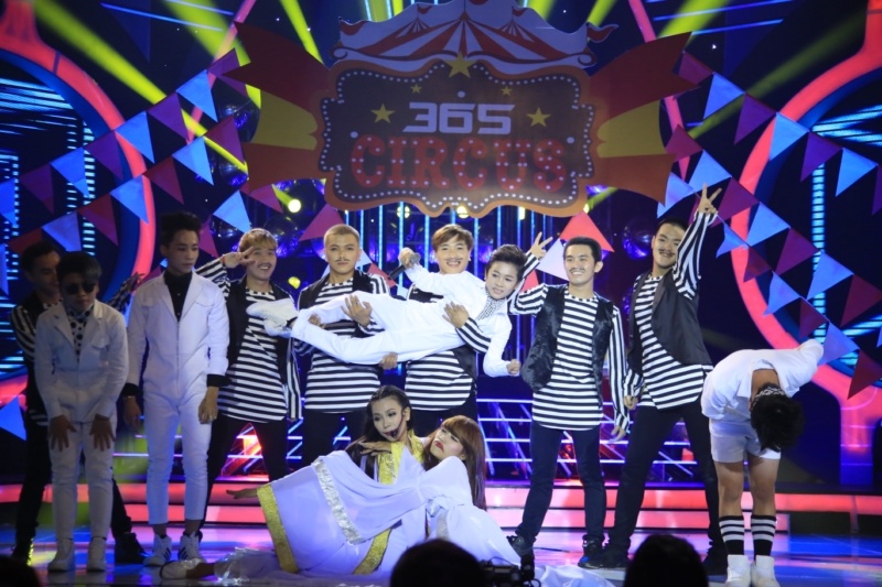 Mỹ Linh cũng cùng ý kiến: “Lúc xem tiết mục, tôi nhìn sang Hoài Linh thấy anh cười không nhịn được nên hoang mang lắm. Vì khi xem tiết mục gốc tôi không thấy hai cô tiên này nên tiết mục này có tính giải trí cao. Phong cách của con rất giống chú Issac”. Hoài Linh đến lúc này mới đưa ra ý kiến “Tôi đang chú ý thần thái của Gia Quý thì bị bấn loạn bởi 2 cô tiên phụ họa. Khánh Ngọc múa điên đảo nhưng cô vũ công còn dữ dội hơn”.