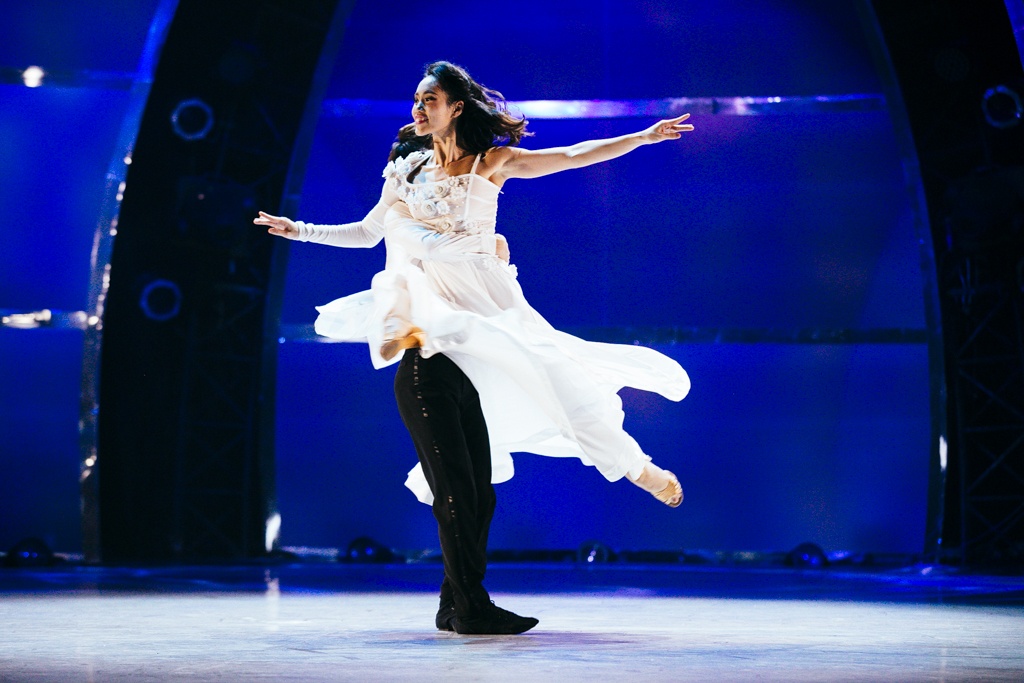 Hải Anh và Hà Lộc, bộ đôi giám khảo cố định của chương trình cùng nam MC đã có màn đối thoại hài hước mang lại nhiều tiếng cười cho khán giả. Sau khi dành tặng nhiều lời khen cho kỹ thuật hoàn hảo của Hải Anh, giám khảo Chí Anh cho rằng nữ vũ công cực kỳ thích hợp để theo học dancesport bên cạnh ballet và nếu cô có hứng thú thì có thể liên hệ anh. Trong lúc nam kiện tướng còn bỏ ngõ lời đề nghị thì Trấn Thành ngay lập tức chớp lấy thời cơ để trêu đùa: “Hãy qua trung tâm khác học em nhé. Anh thấy Khánh Thi cũng có trung tâm dancesport rất lớn đó em”