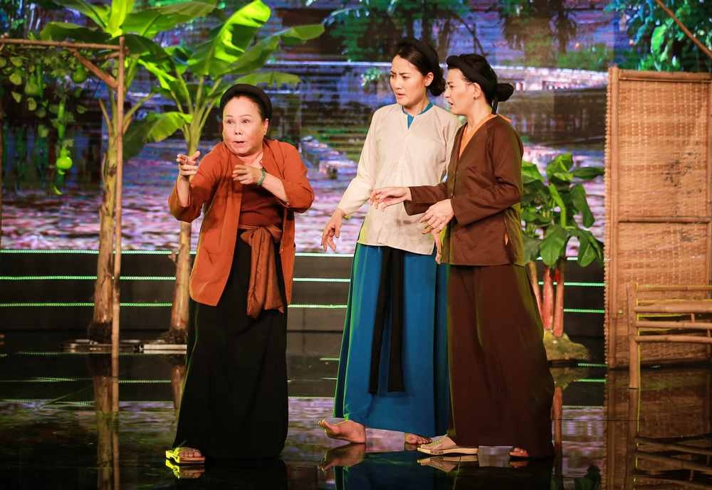 Ngọc Lan hóa thân thành cô con dâu Việt xưa tên Hai Tốt sống cùng mẹ chồng là bà Năm do Cát Phượng thủ diễn. Vì mẹ chồng rất yêu chó nhưng cô lại ghét động vật nên Hai Tốt bày mưu bắt chó của mẹ chồng đem đi bán.