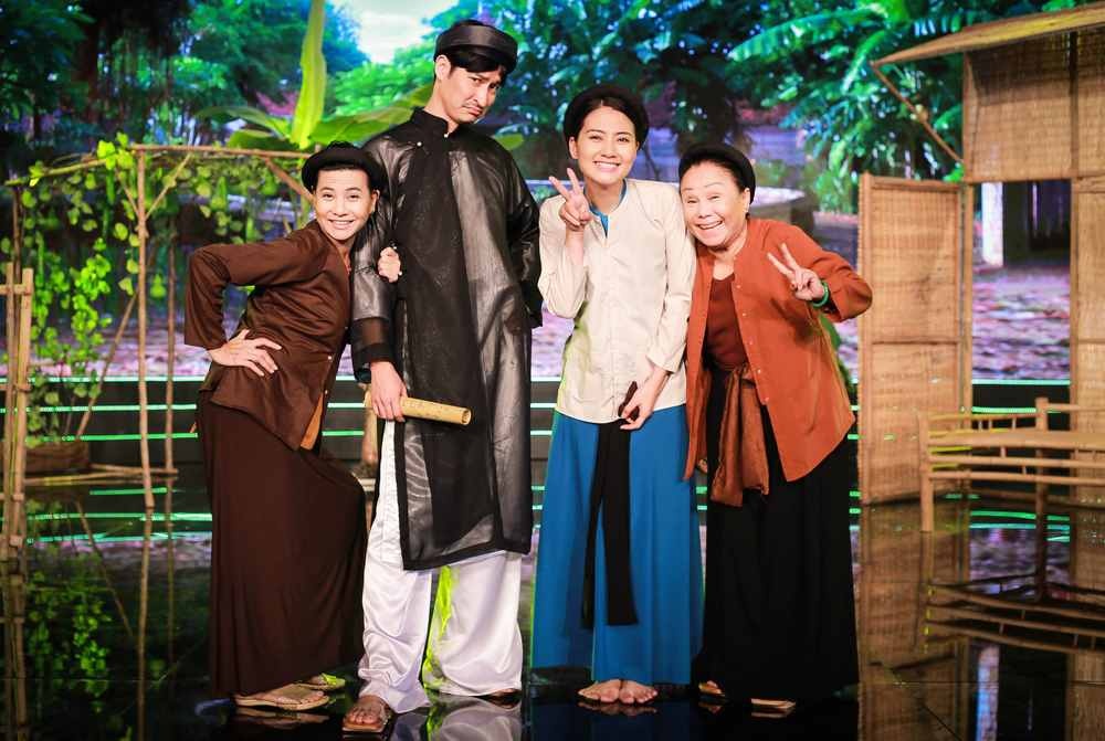 Ở hậu trường, Ngọc Lan liên tục diễn trò chọc ghẹo mọi người. Người đẹp phê bình phục trang hở quá, thấy hết khuyết điểm của cô. Quay xong màn hài kịch, cô cũng ngồi than: “Hôm nay nhận lời đi quay chương trình này với Hữu Châu là một sai lầm vì lời thoại dài ơi là dài, học muốn nhũn não luôn!”.