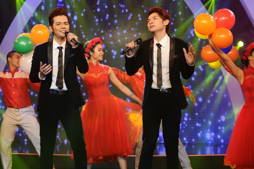  Ngoài những tiết mục trình diễn cá nhân, hai anh em Khải Ca – Bảo Châu cũng kết hợp với nhau trong ca khúc chủ đề Mãi cùng em ngày xanh và Hoang vắng. 