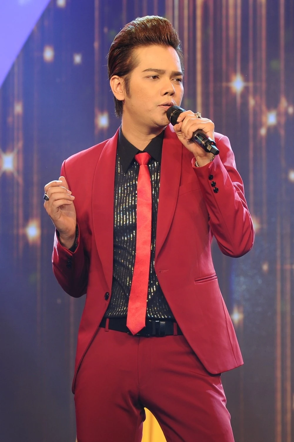 Tự nhận có chất giọng khá giống với Quốc Dũng, người con trai lớn Khải Ca thể hiện sự chững chạc khi hát lại ca khúc Mai đã từng làm nên tên tuổi của vị nhạc sĩ tài hoa này bằng bản phối mới do chính em trai Bảo Châu thực hiện.  