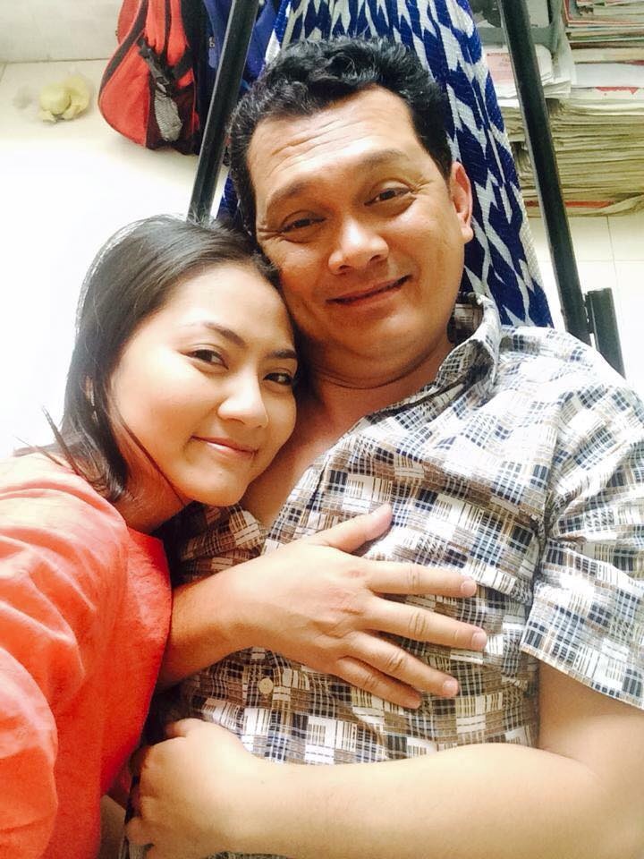 Ngọc Lan vốn là đàn em thân thiết của NSƯT Hữu Châu, cô thường xuất hiện trong các tiểu phẩm do anh làm đạo diễn trong chương trình Danh hài đất Việt. Trong tập 33, cả 2 hợp tác trong tiểu phẩm Chó cắn áo lành.