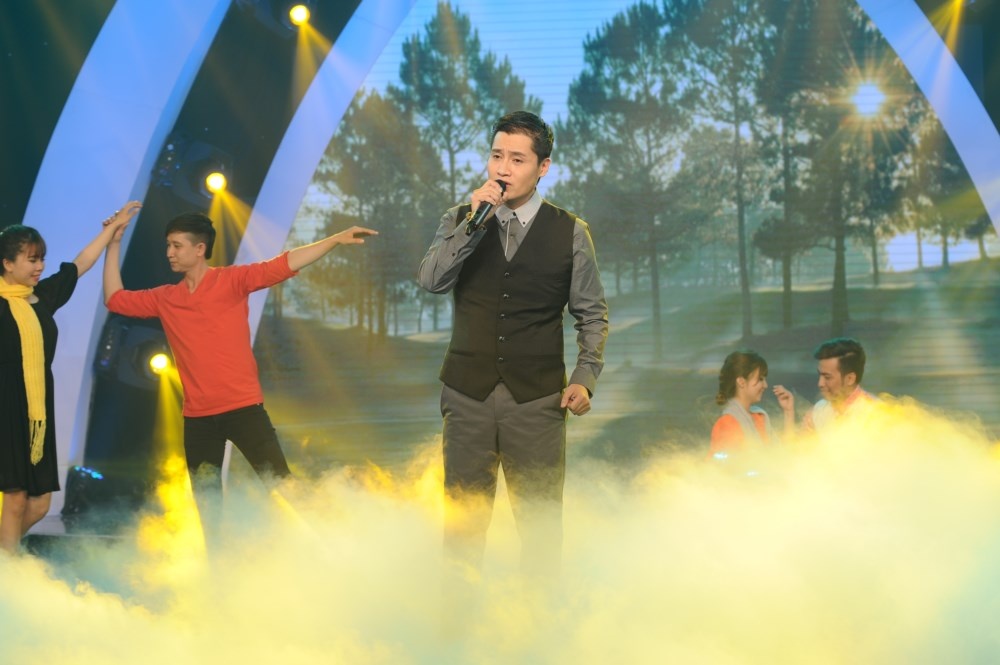 Giọng hát trầm ấm của Xuân Phú cũng vang lên với hai nhạc phẩm hết sức nổi tiếng của thầy Quốc Dũng là Đà Lạt chiều mưa vàEm đã thấy mùa xuân chưa?