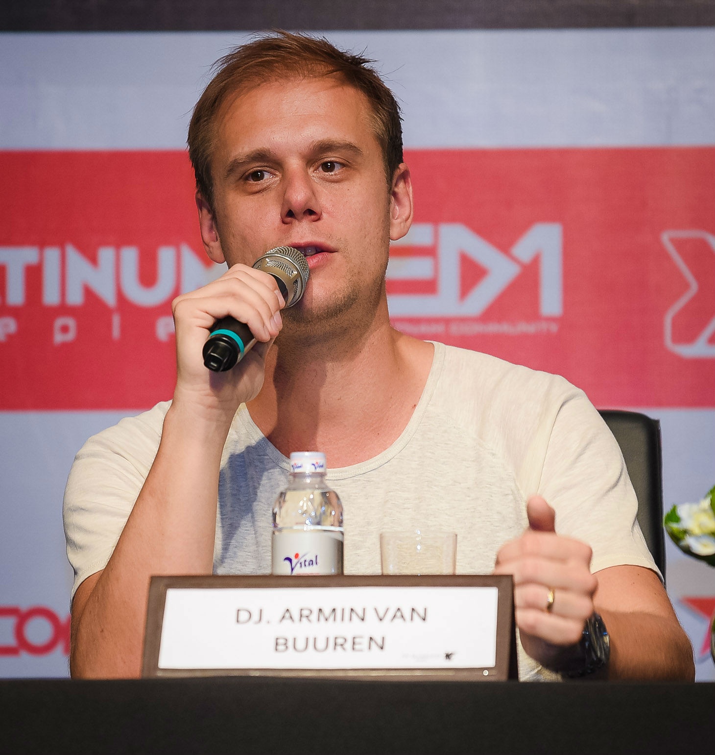 Anh chia sẻ trong buổi họp báo: “Tôi rất hào hứng được đến Việt Nam. Tôi sẽ biểu diễn album mới ra mắt cho khán giả thưởng thức. Tất cả các chương trình của tôi đều đặc biệt. Tôi đã biểu diễn nhiều nước ở châu Á nhưng đây là lần đầu tiên tôi đến Việt Nam. Buổi biểu diễn hôm nay sẽ có nhiều điểm đặc biệt cùng những người bạn của tôi. Tôi cũng nhờ các bạn chuyển lời đến fan - những người không có cơ hội có mặt trong lúc này - rằng tôi đang rất hào hứng để được gặp các bạn. Tối nay, tôi xin hứa sẽ cháy hết mình và đem lại những buổi biểu diễn hoành tráng nhất”.