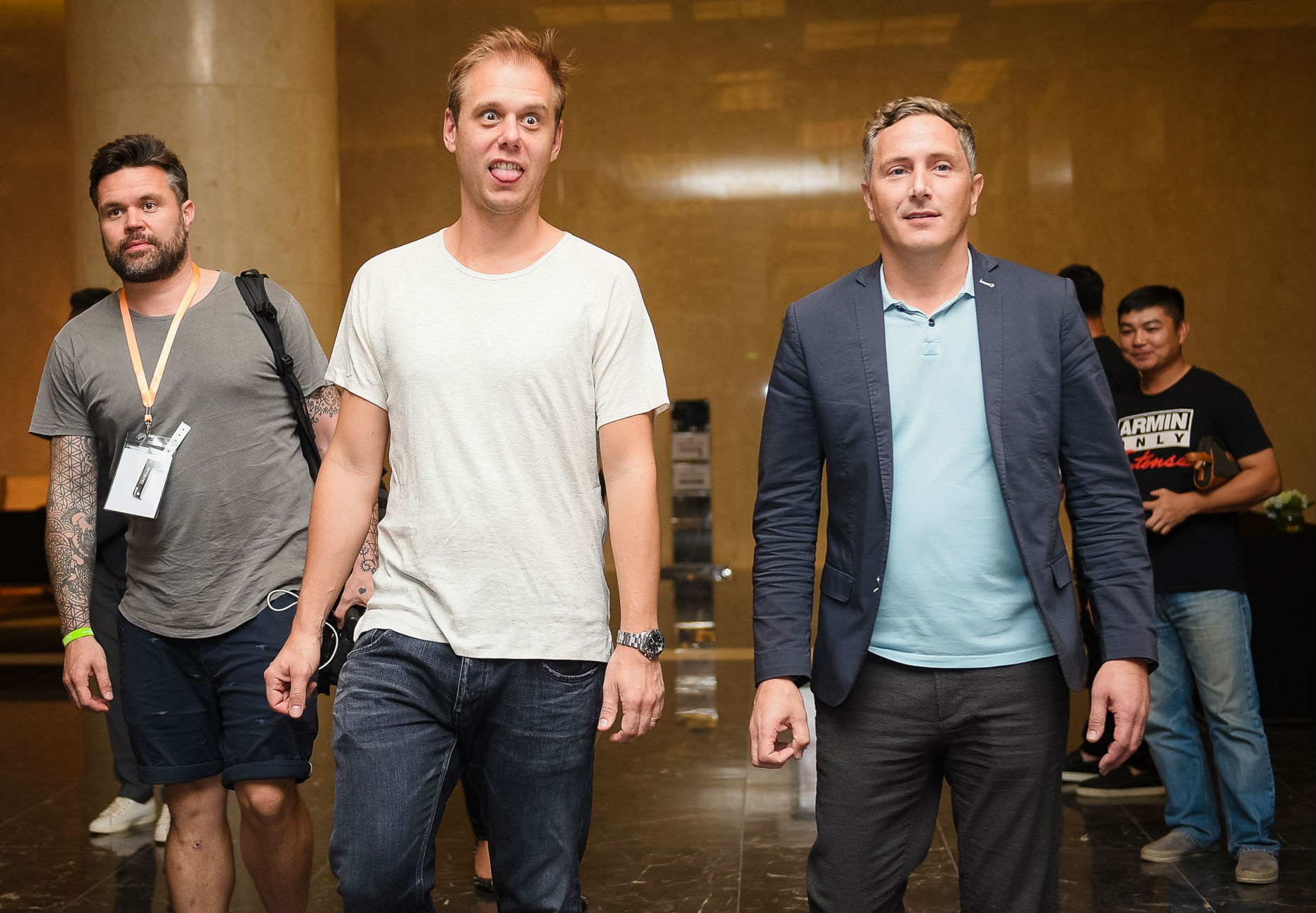 Dù khá mệt mỏi vì chuyến bay tới trễ và lịch làm việc dày đặc trong tour lưu diễn vòng quanh thế giới nhưng ông hoàng nhạc Trance Armin Van Buuren vẫn xuất hiện trong buổi gặp gỡ báo chí chiều 13/12 với vẻ ngoài bảnh bao, lịch lãm. DJ số 1 thế giới một thời thân thiện trò chuyện với báo chí tại Hà Nội.