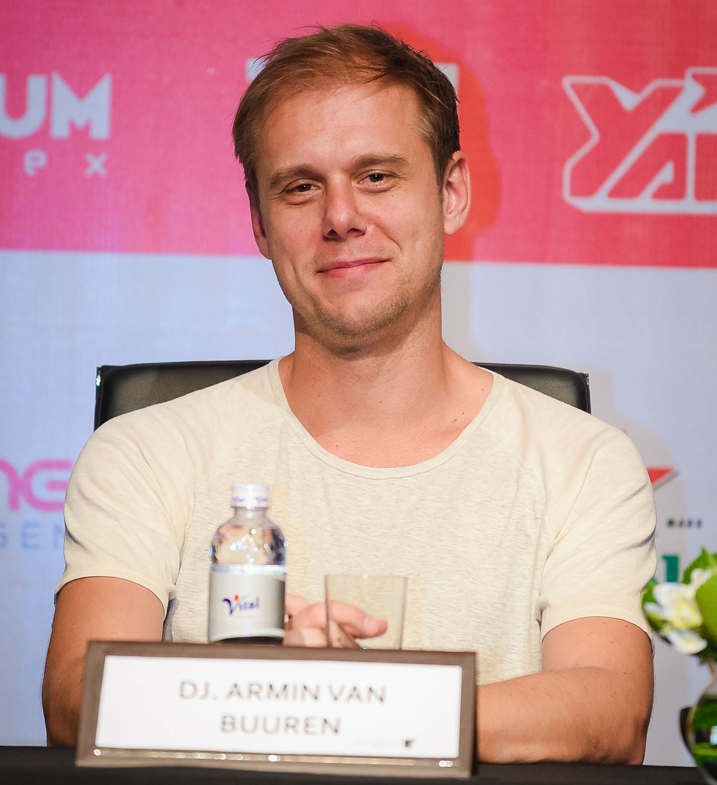 Trong lịch trình của Armin Van Buuren lần đầu tiên đến Việt Nam, anh có 2 ngày lưu lại Hà Nội để biểu diễn trong đêm nhạc Armin World Tour Vietnam  2015 và một ngày để khám phá những nét đặc trưng nhất của thủ đô. DJ 38 tuổi cũng chia sẻ điều anh muốn thử nhất khi đến Việt Nam chính là được thưởng thức món phở nổi tiếng bởi dù lưu diễn tại rất nhiều quốc gia nhưng anh vẫn chưa có cơ hội được thưởng thức ẩm thực Việt.