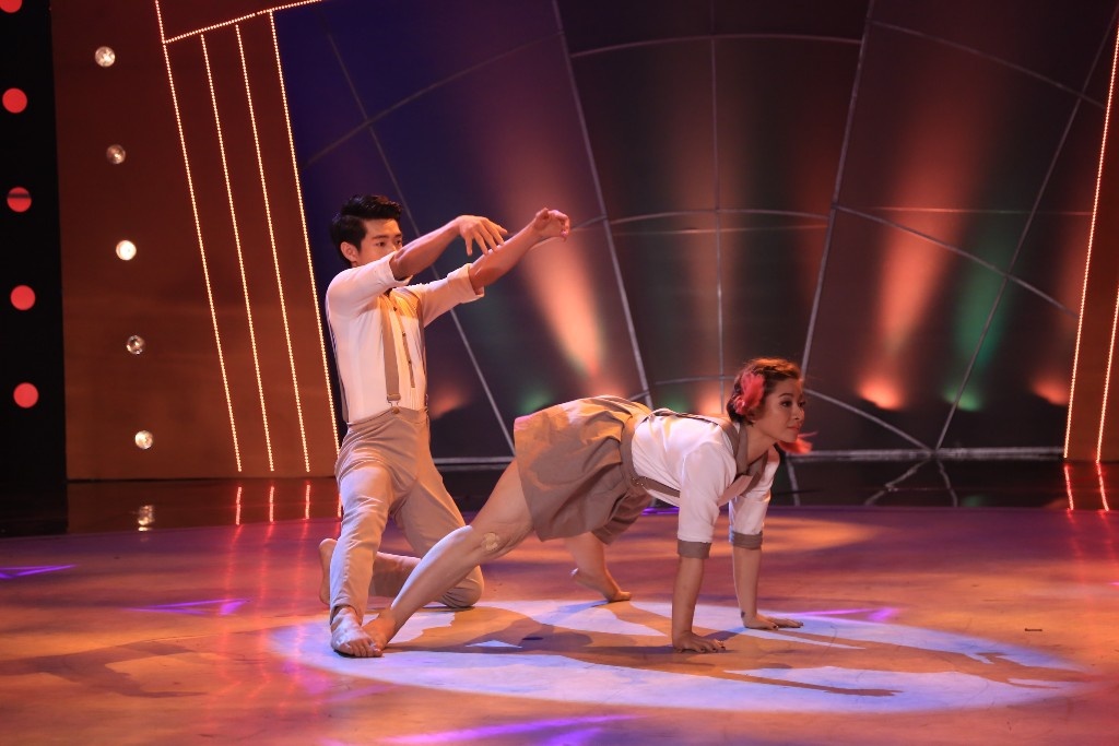 Bài 1: Bốn chữ lắm (Biên đạo: Quang Đăng) John Huy: “Bài này đẹp, những động tác tay rất thú vị. Sự kết hợp của tụi em nhìn giống như đã nhảy với nhau lâu rồi chứ không đơn giản là 9-10 tuần lễ. Nhiều điểm nhấn đặc biệt, đoạn đầu pha với Lyrical Hiphop, những động tác bưng bê đều khiến anh thích.” Hoài Linh: “Tôi nghĩ đây là một phần trình diễn vừa đủ khiến khán giả thích thú. Tôi thích phần đầu của các bạn, phần đó thấy dễ nhưng hóa khó vì nhịp phách không rõ ràng lắm mà các bạn vẫn vào rất đẹp. Nói Đăng nghe đừng buốn chứ có nhiều động tác Thanh làm đẹp hơn con luôn đó.” Đàm Vĩnh Hưng: “Anh Linh nói đúng ý của Hưng. Đây là một bài dựng đúng phong cách của Quang Đăng. Đây là bài dàn dựng khác hẳn những bài trước đây. Tôi thích cách các bạn kể chuyện bằng ngôn ngữ cơ thể như vậy.