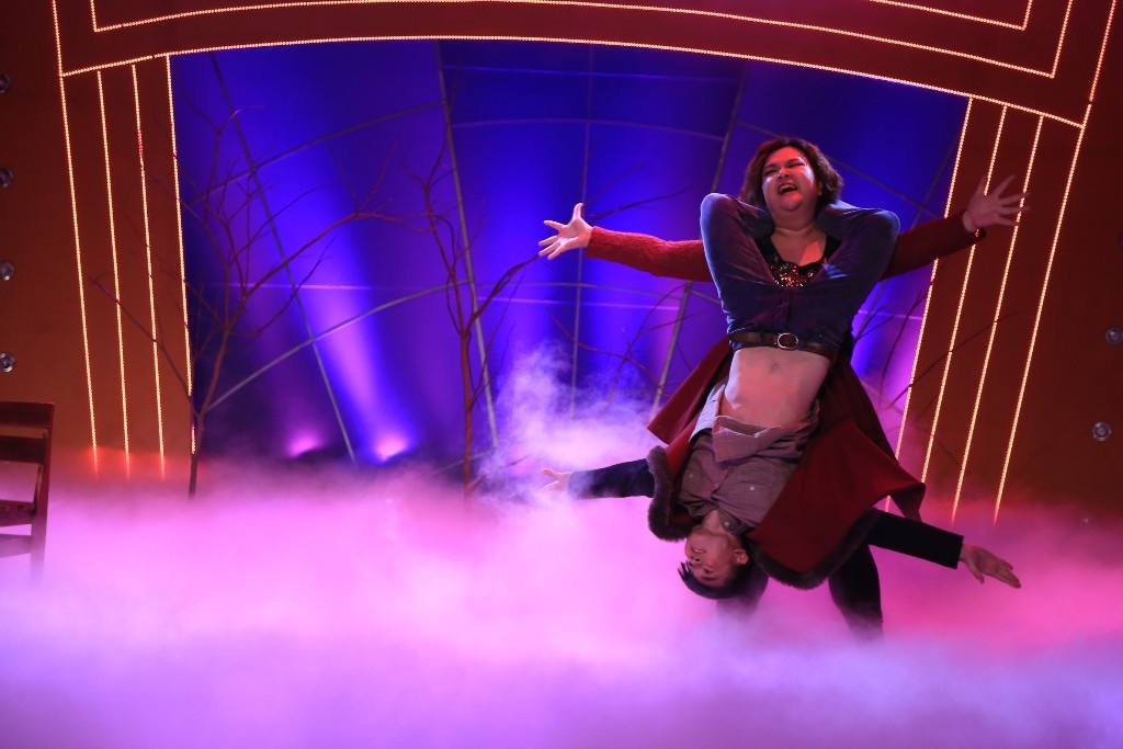 Đông (Biên đạo: Ngọc Tân) Hoài Linh: “Tôi thấy sau khi xuất hiện hai dấu hôn trên má, Sơn Lâm có vẻ “phê” hơn hẳn. Ngày hôm nay, Tiên rất nỗ lực trong việc để Sơn Lâm trên vai và xoay. Đứng một mình xoay thôi đã khó rồi. Đằng này, bạn phải dùng trọng tâm của mình để xoay bạn diễn thì rất khó. Bài dựng dễ thương.” John Huy Trần: “Đây là một bài biên đạo rất hay của Tân Nguyễn. Hai em làm tốt và anh thích. Hai em làm khán giả bất ngờ. Nhiều đoạn bưng bê sáng tạo. Em đang ngày càng tiến bộ về kỹ thuật và sức mạnh. Từ đầu đến giờ 9 tuần rồi và sự kết hợp của em và Lâm ngày càng tốt.” Đàm Vĩnh Hưng: “Lần đầu tiên anh thấy Tiên diễn xuất và diễn tốt đến như vậy. Em diễn tả rất tốt tâm trạng của một người phụ nữ khao khát được yêu. Đúng là hôm nay mọi khó khăn đều dồn cho Thủy Tiên, từ những động tác bưng bê khó cho đến việc diễn xuất. Nhưng để hoàn thành tốt bài diễn, không thể không kể đến sự hợp tác, hỗ trợ từ Sơn Lâm. Nói chung là một tiết mục vừa có yêu tố giải trí, vừa có yếu tố kỹ thuật và đầy bất ngờ.”