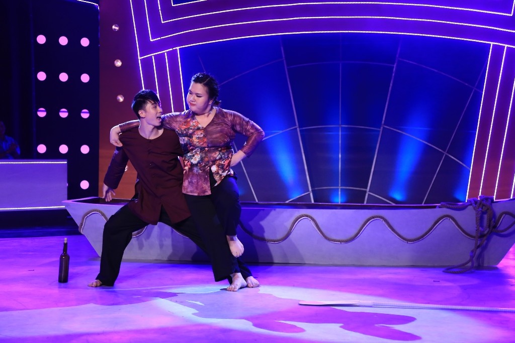 Lý kéo chài (Biên đạo: Ngọc Tân) Đàm Vĩnh Hưng: “Theo tôi nghĩ Thủy Tiên chắc chưa bao giờ nghĩ một ngày nào đó mình sẽ mặc áo bà ba, đẹp và vừa vặn như thế này. Những chi tiết trong bài thi đều hợp lý. Bài hát này cần múa hơn nhảy và tụi em đã diễn tả rất đúng. Tiết mục dễ thương và dễ lấy điểm.” John Huy: “Bài này dễ thương và nhiều kỹ thuật cũng như có sự kết hợp của nhiều thể loại nhảy múa khác nhau. Cách tụi em sử dụng mái chèo rất sáng tạo. Anh mới để ý, cái chân của Tiên rất ballet, rất đẹp. Nhiều vũ công Ballet muốn có được cái chân giống như em.