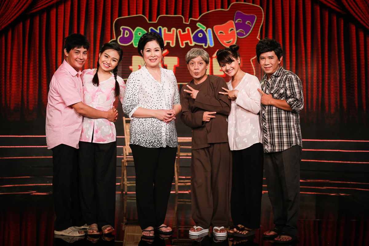 Trong tập 33 Danh hài đất Việt, người xem được chứng kiến màn tái ngộ của Hồng Vân – Minh Nhí trong vở Bụi chuối. Từ sau khi quản lý sân khấu kịch Hồng Vân, nữ diễn viên không còn xuất hiện thường xuyên trong các vở diễn, chị nhường cơ hội cho thế hệ trẻ. Minh Nhí cũng dần lui về hậu trường, anh đảm nhận công tác giảng dạy, chỉ thỉnh thoảng đóng kịch cho nguôi nỗi nhớ nghề.