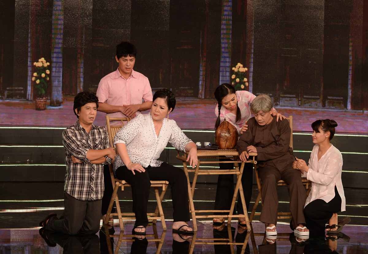 Cả 2 từng khiến nhiều người ngưỡng mộ bởi tình bạn 20 năm bền chặt. Trong thời điểm Minh Nhí gặp sóng gió, Hồng Vân kéo anh trở lại với nghề. Vì thân thiết ngoài đời nên họ ăn ý trong diễn xuất.