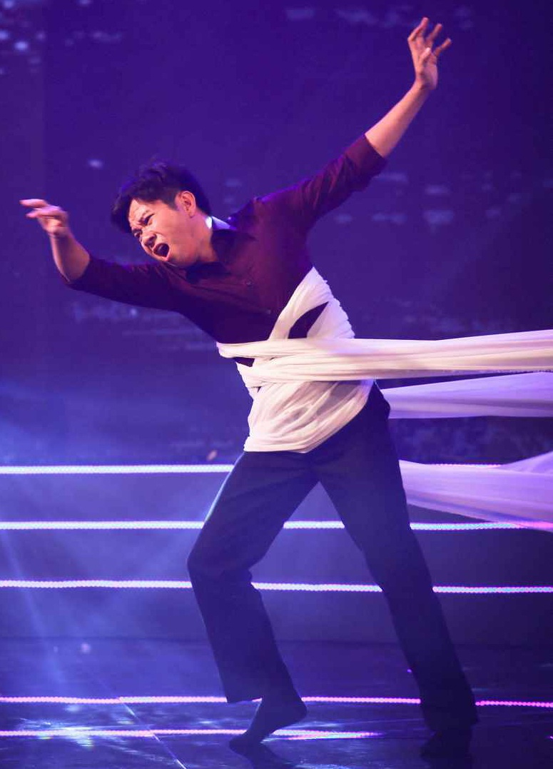 Khi cơn lũ quét qua làng, thầy giáo vì cứu bé Hai suýt hy sinh tính mạng. Bà Tám hiểu ra tấm lòng của thầy nên quyết định cho con gái và đi học chữ và tán thành mối tình thầy trò của cả hai. Tiểu phẩm ý nghĩa trên được lồng khéo léo vào trong hai ca khúc Bài học đầu tiên (Lưu Hà An) và Sông quê (Đinh Trầm Ca).