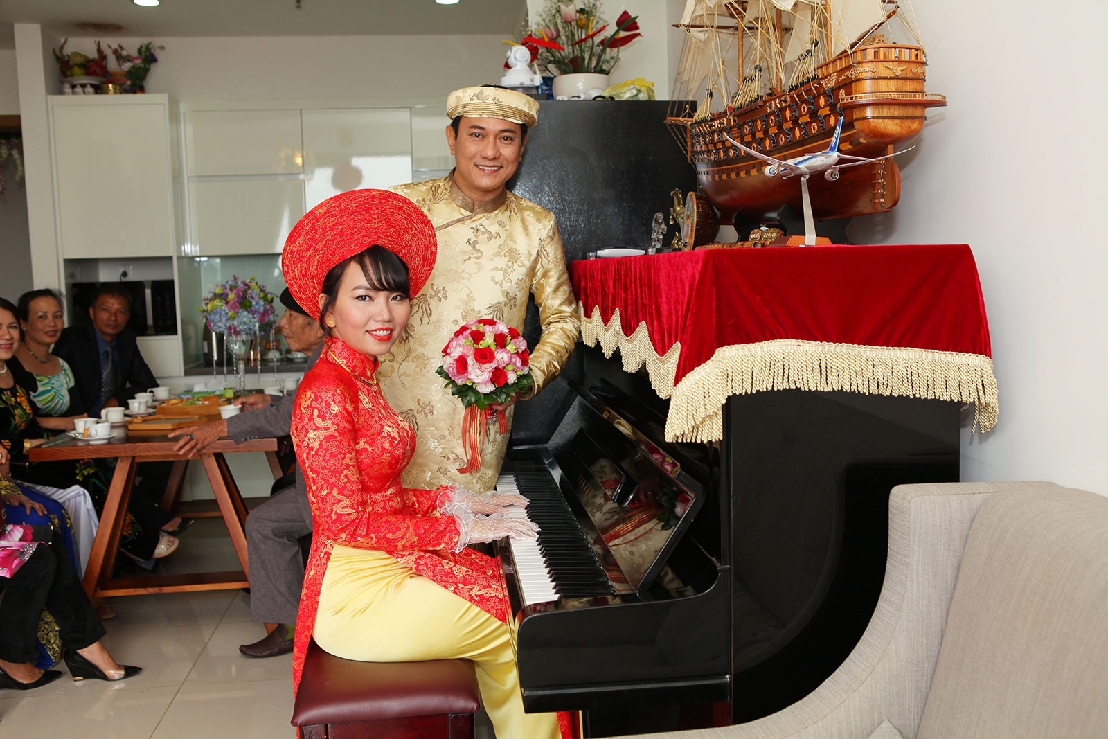 Vo moi cuoi cua Hoang Phuc tro tai choi piano hinh anh