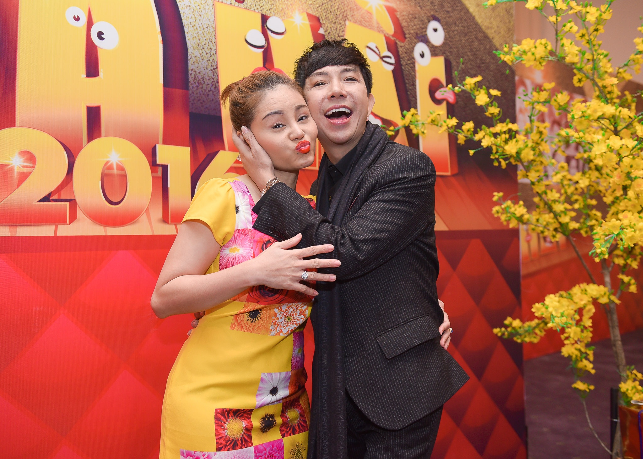 Riêng Long Nhật cũng bén duyên với hài kịch trong thời gian gần đây nên anh được nhà sản xuất mời tham gia.