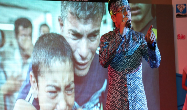 Jimmii Nguyen - Xin Me ban binh an hinh anh