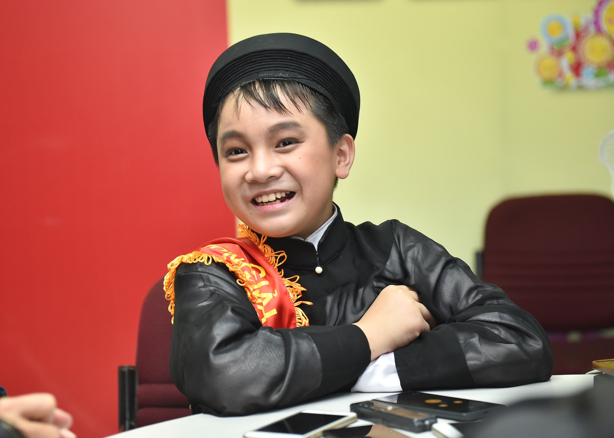 Hoàng Quân tự tin trả lời trong cuộc gặp gỡ báo chí.