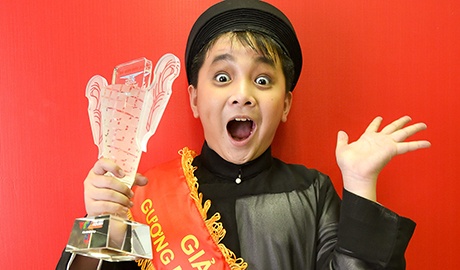 Be Ben trich 50 trieu giup ba nuoi Hoai Linh xay den tho To hinh anh