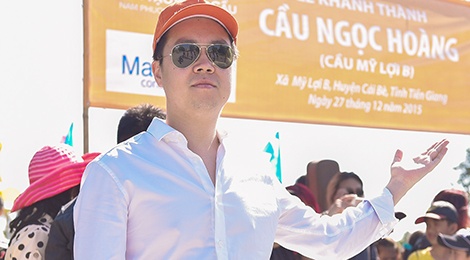 Le Hieu du khanh thanh cay cau 1,4 ty dong cho nguoi ngheo hinh anh