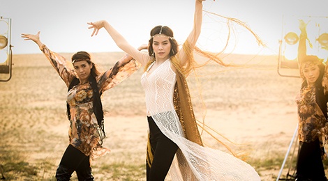 MV cua Ho Ngoc Ha day Bao Thy rot khoi vi tri quan quan hinh anh