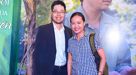 Hong Anh mac gian di di xem phim hinh anh