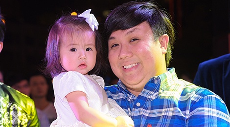 Gia Bao mot minh dua con gai den du buoi cong chieu phim hinh anh