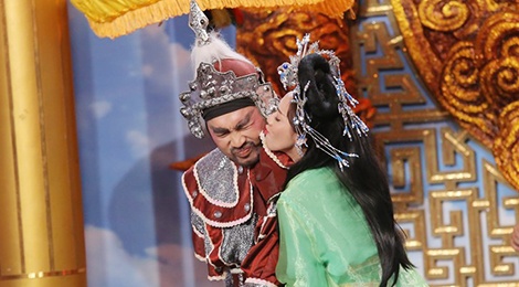 Thu Trang, Tien Luat om hon trong tieu pham hai hinh anh