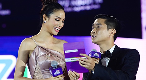 Ho Hoai Anh luong cuong ben Pham Huong khi trao giai ZMA hinh anh