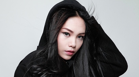 Phan Manh Quynh dua tranh voi hoc tro Mr. Dam hinh anh
