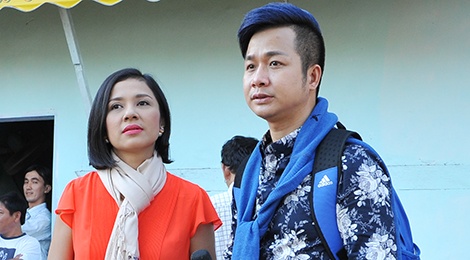 Viet Trinh, Quach Tuan Du phat qua Tet cho nguoi ngheo hinh anh