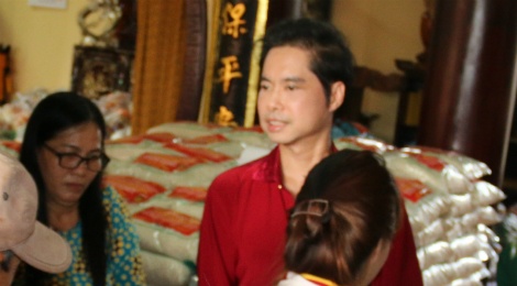 Ngoc Son di doc mien Trung phat chuc tan gao hinh anh