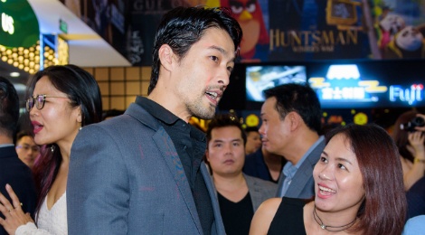 Johnny Tri Nguyen den du ra mat phim cua ban gai hinh anh