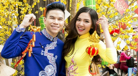 Hoang Ton va FB Boiz mac ao dai dao pho Tet hinh anh
