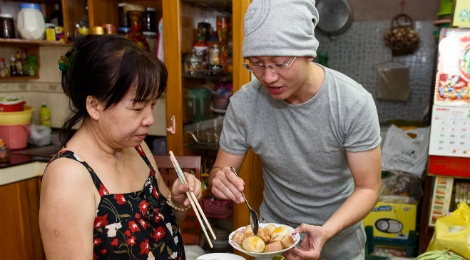 Sy Luan trang tri nha cua, phu me nau nuong don Giao thua hinh anh