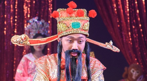 Rap phim hut khach, san khau con thua thot ngay 1 Tet hinh anh