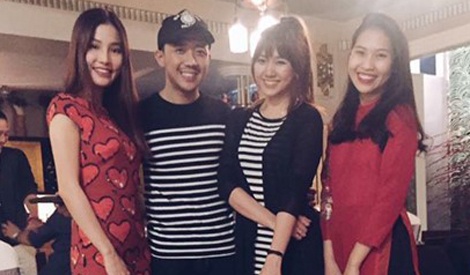 Tran Thanh – Hari Won dien do doi di choi Tet hinh anh