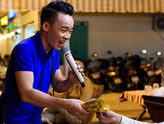 Chang trai keo keo muu sinh vat va ngay Tet hinh anh