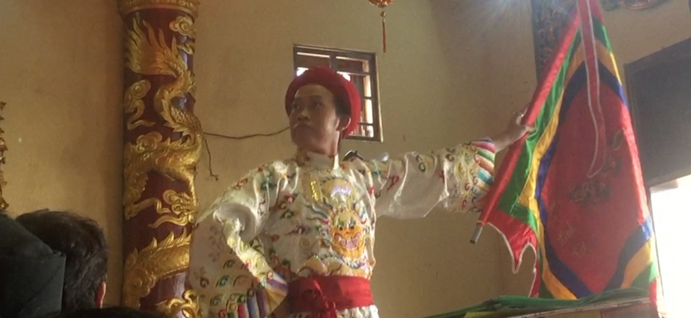 Hoai Linh lam quan nhat pham trong buoi hau dong hinh anh