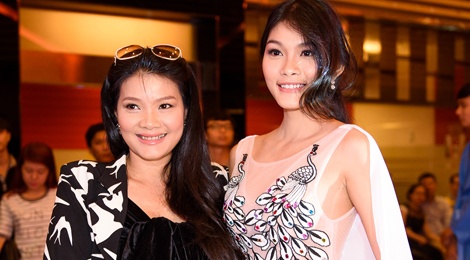 Kieu Trinh va con gai rang ro tren tham do ra mat phim hinh anh