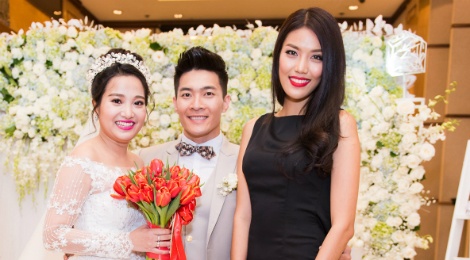 Lan Khue va dan MC du tiec cuoi Hong Phuong hinh anh