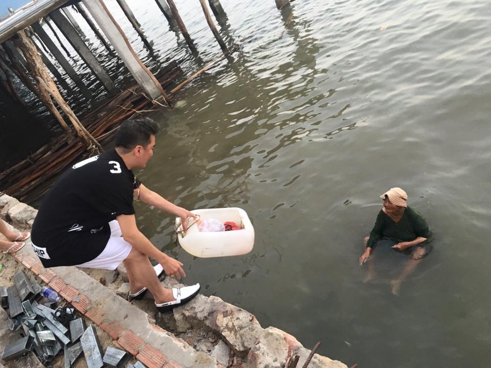 Mr. Đàm giúp đỡ cụ già 83 tuổi ảnh 1 Mr. Dam giup do cu gia 83 tuoi anh 1