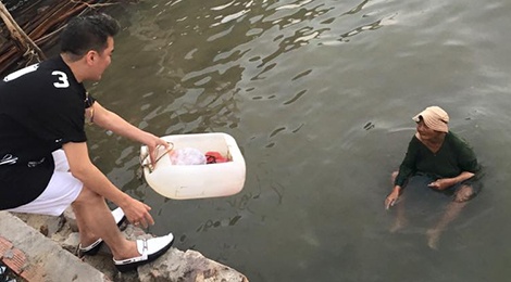 Mr. Dam giup do cu gia 83 tuoi mo ngheu nuoi chau tam than hinh anh